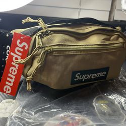 Supreme chest bag or fanny pack