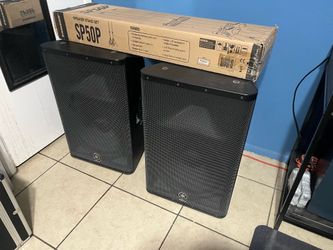 Yamaha DXR15 Powered Speakers (2) with Samson SP50P Speaker Stand Set