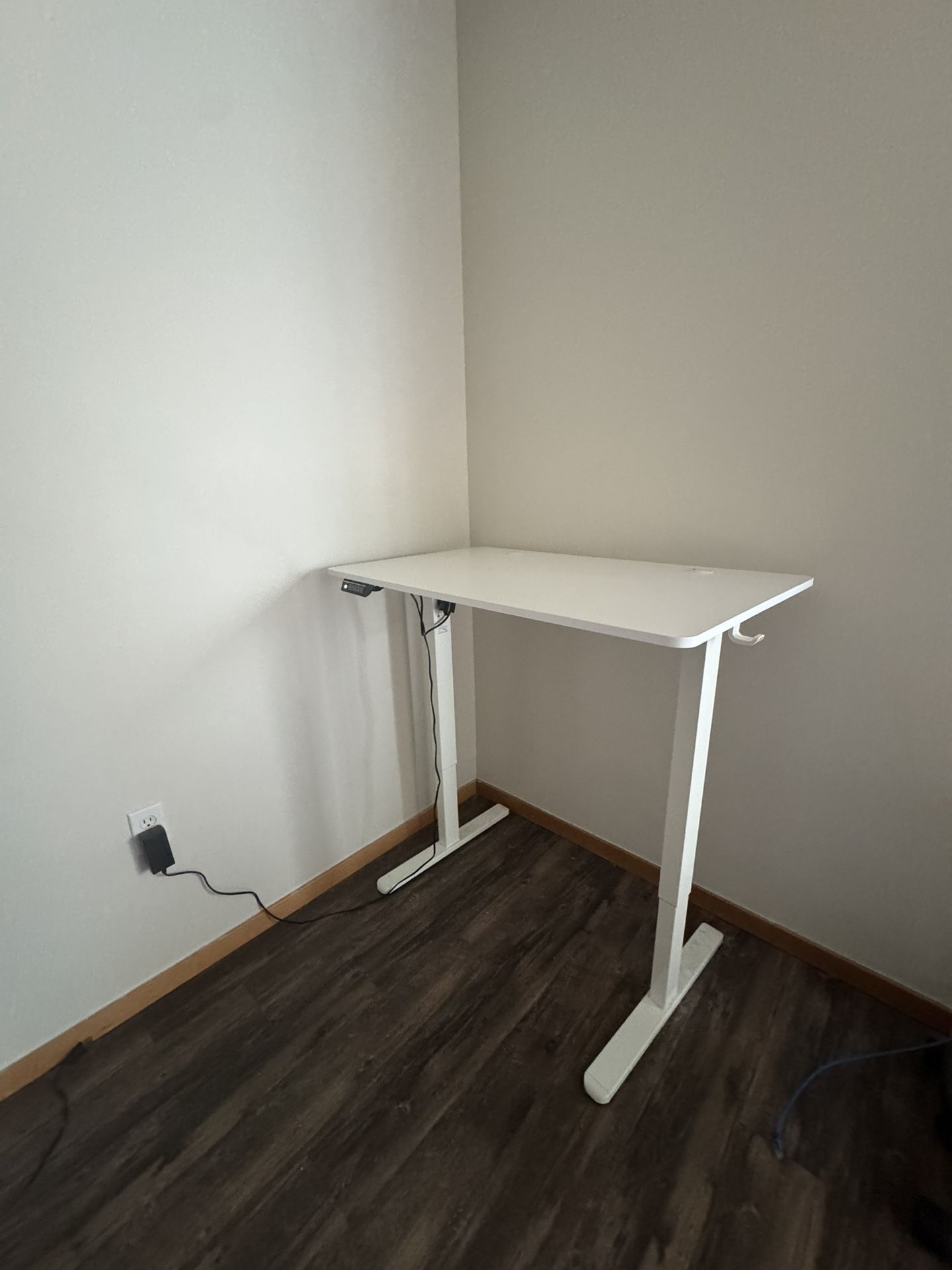 White Adjustable Standing Desk 40x24in