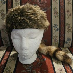 HOLLOWEEN DAVY CROCKETT STYLE FAUX FUR TAIL HAT