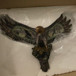 •	Decorative eagle sculpt