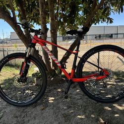 Giant Phantom Mountain Bike – 29” – Adjustable Seat, Hydraulic Disc Brakes, 18-Speed
