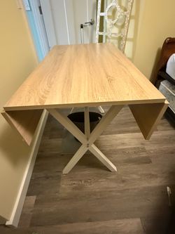Table with fold down side leaves