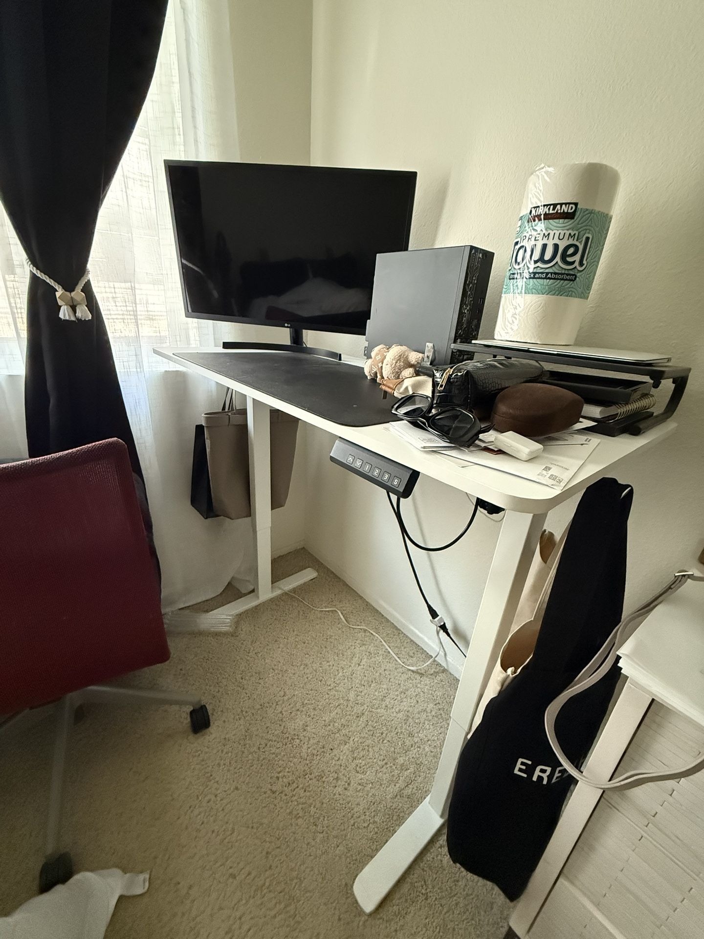 White Motorized Standing Desk – Adjustable Height, Excellent Condition, Ideal for Home Office or Study.