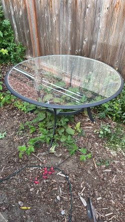 Free Outdoor Round Table With Table Cloth