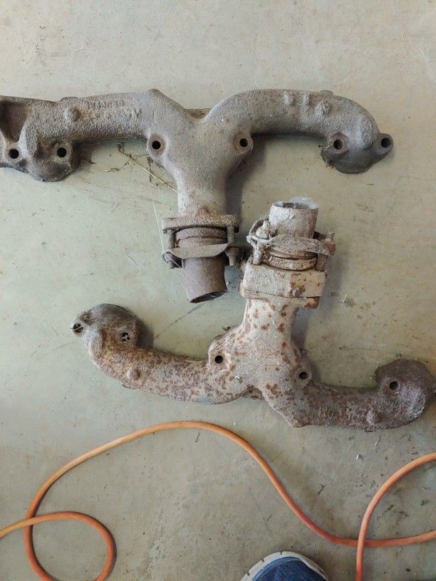 Chevrolet 283 327 ram horn center dump exhaust manifolds