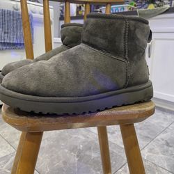 UGG WOMEN’S MINI BOOTS 