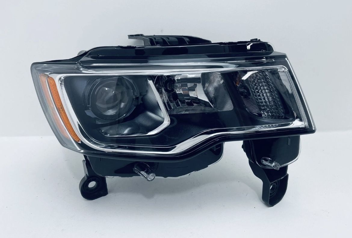 2017-2019 JEEP GRAND CHEROKEE RIGHT PASSENGER SIDE HEADLIGHT HALOGEN OEM CHROME