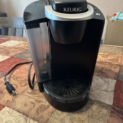 KEURIG COFFEE MACHINE IN GREAT CONDITION