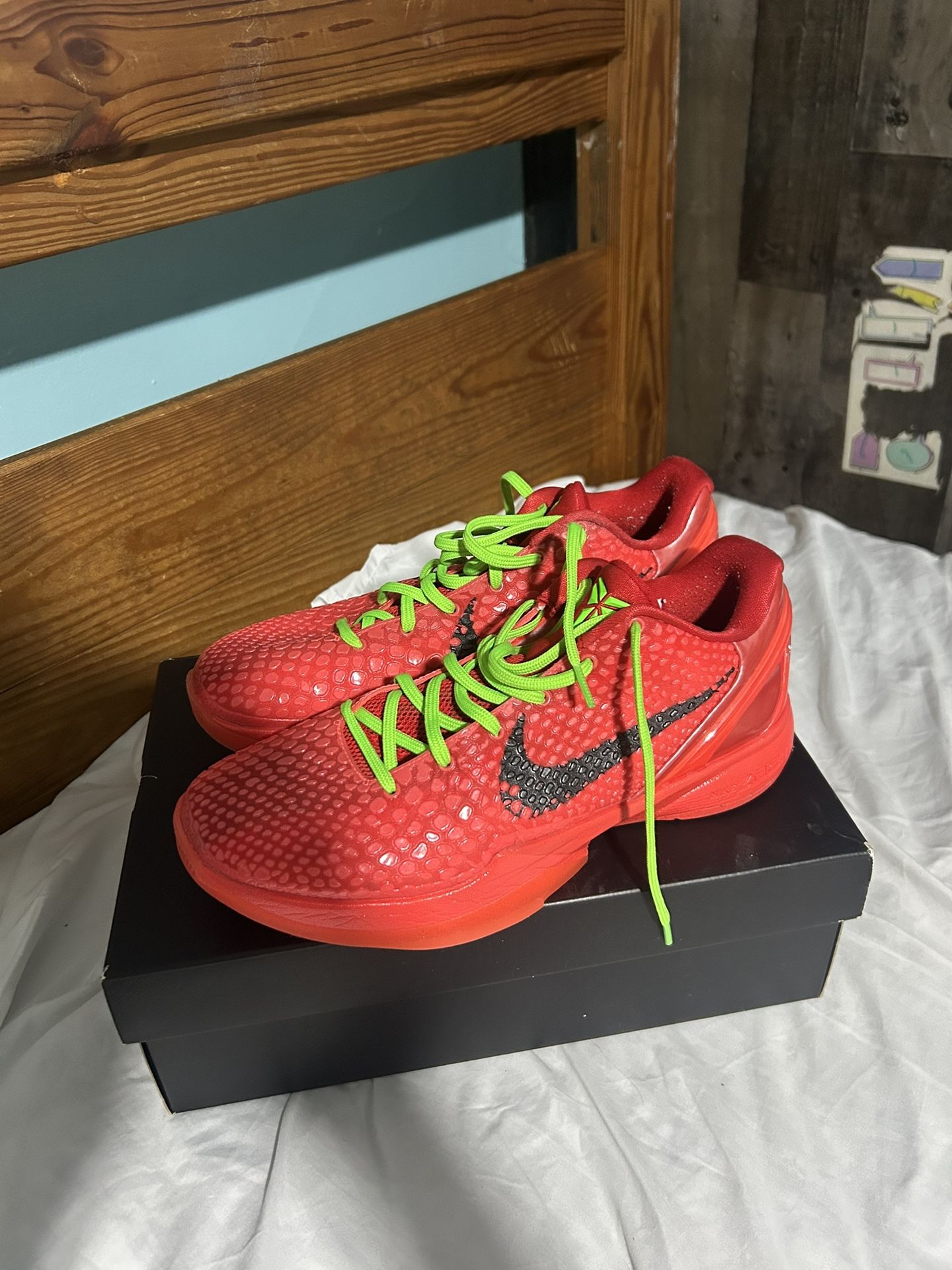 Kobe Reverse Grinches Size 10 Slightly Used