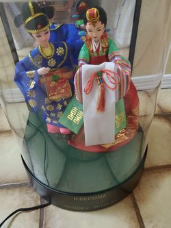 Motion Korean lamp, with moving dolls that welcome
