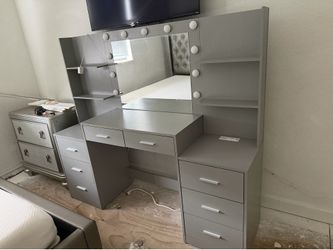 Bedroom Set Vanity with mirror & lights