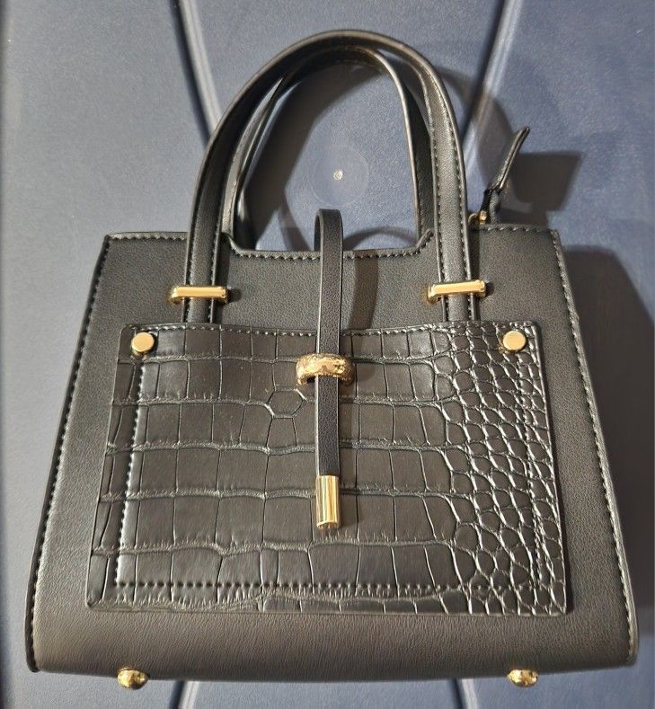 Small black handbag crocodile-patterned texture gold tone hardware
