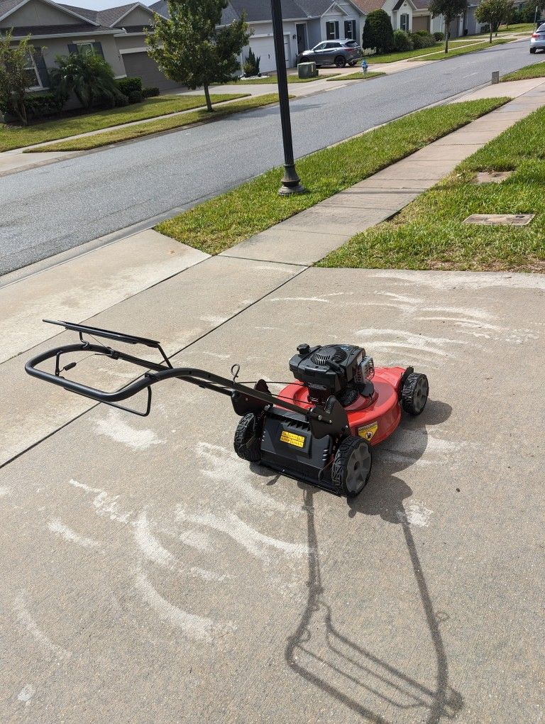 22 in. (56cm) Recycler® Self-Propel w/SmartStow® Gas Lawn Mower