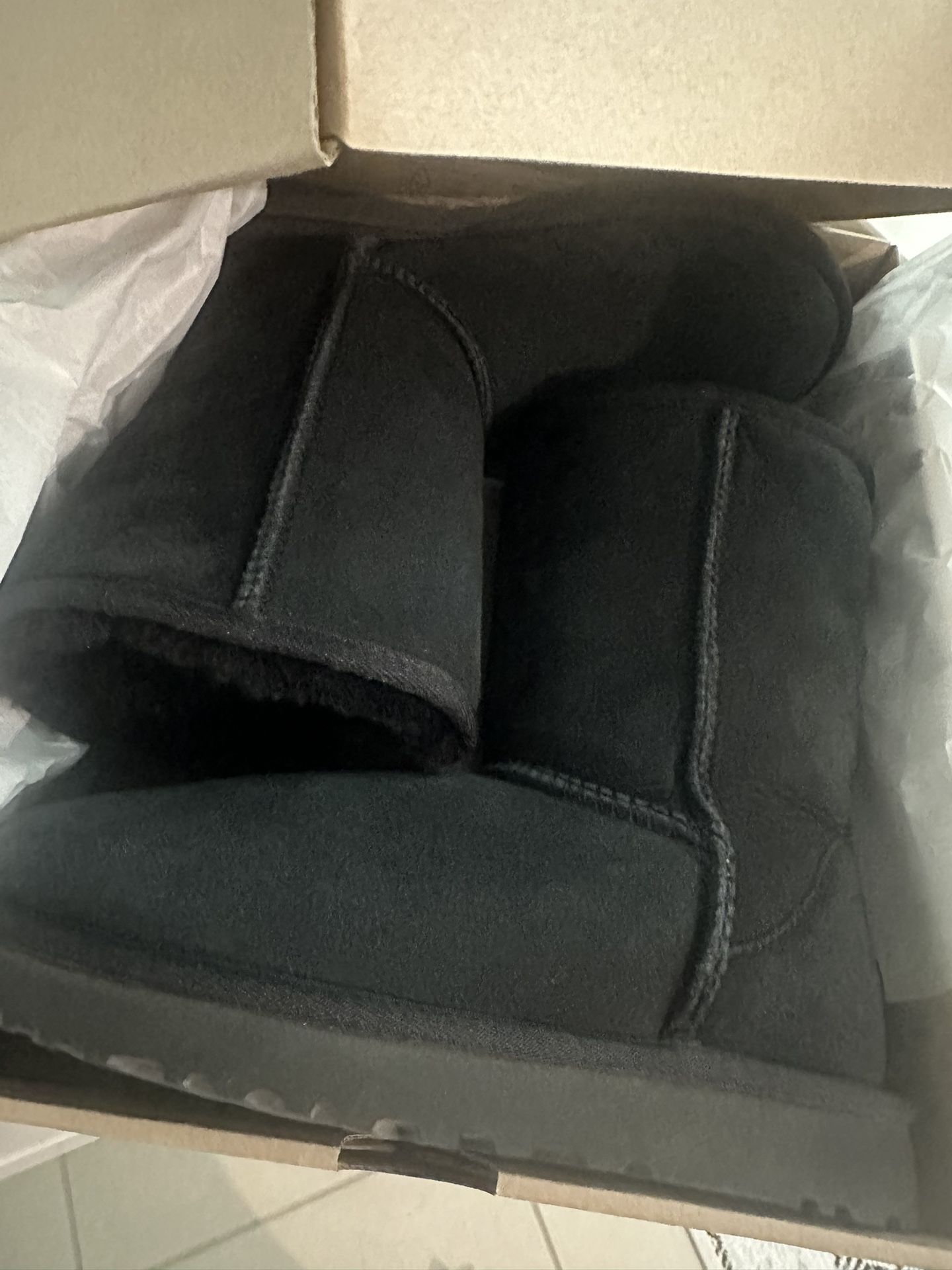 UGG • CLASSIC SHORT BLACK SIZE 6