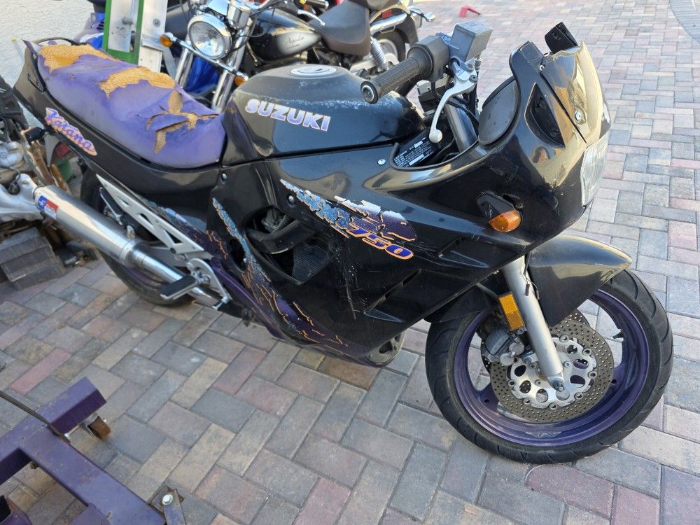 Suzuki Katana 750