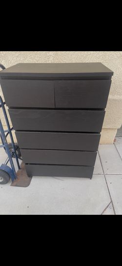 dresser In Excellent Condition No Scratches Lightly Has Been Used
