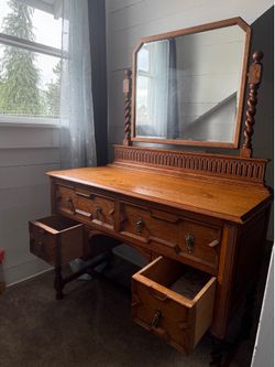Antique Oak Vanity with mirror – 1910–1920(?)
