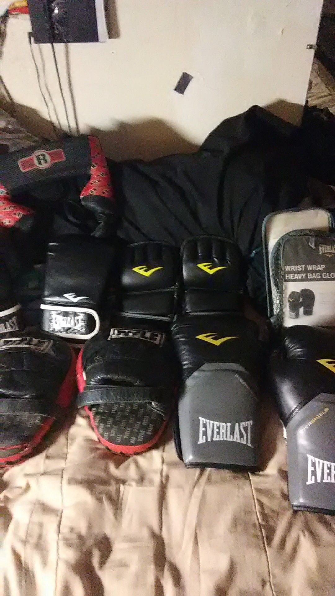 Everlast boxing equipment sparring gloves punching mittens gloves headgear