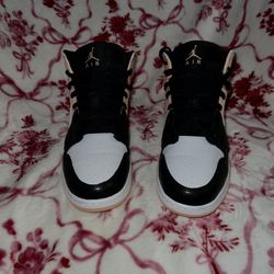 Nike Air Jordan 1 Mid – Arctic Orange. Women’s size 8.5