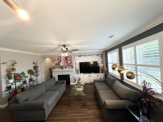 🚨 Beautiful Semi-New Living Room Set for Sale – Excellent Condition! 🚨