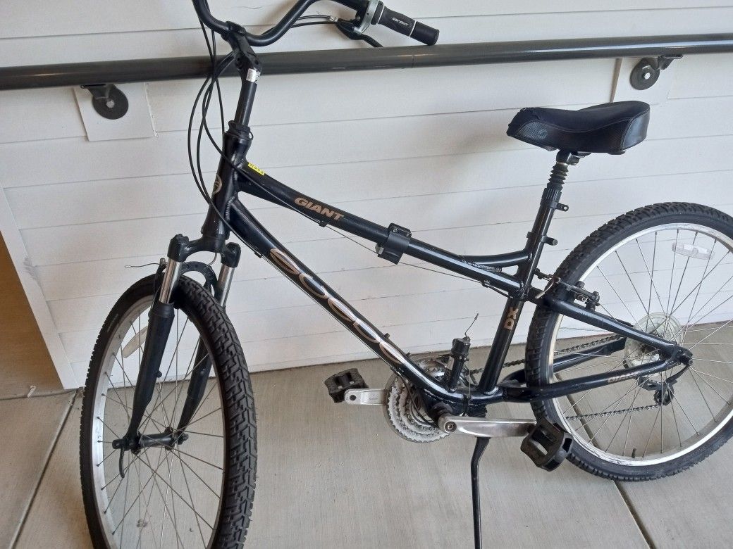 Giant Hybrid Great Riding Bike Excellent Condition