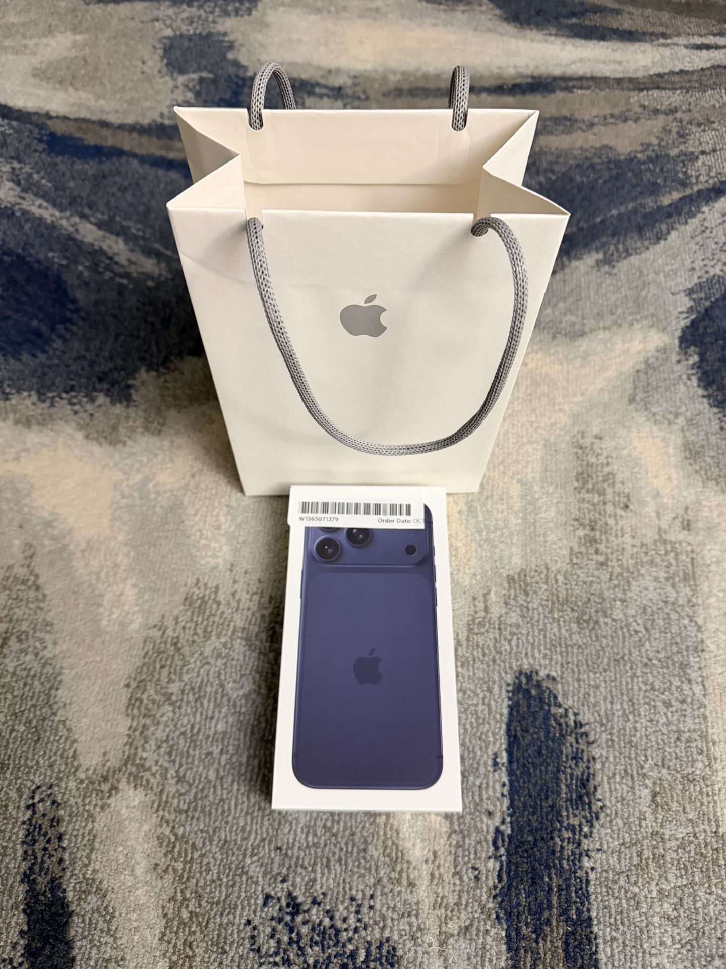 iPhone 17 Pro MAX 256gb Unlocked for all carriers from Apple. In Palatine or Glenview $1350