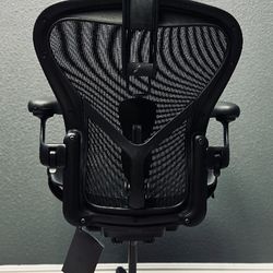 BRAND NEW HERMAN MILLER AERON REMASTERED BLACK/ ONYX SIZE "C" AVAILABLE SHIPPING PICK-UP DELIVERY 

