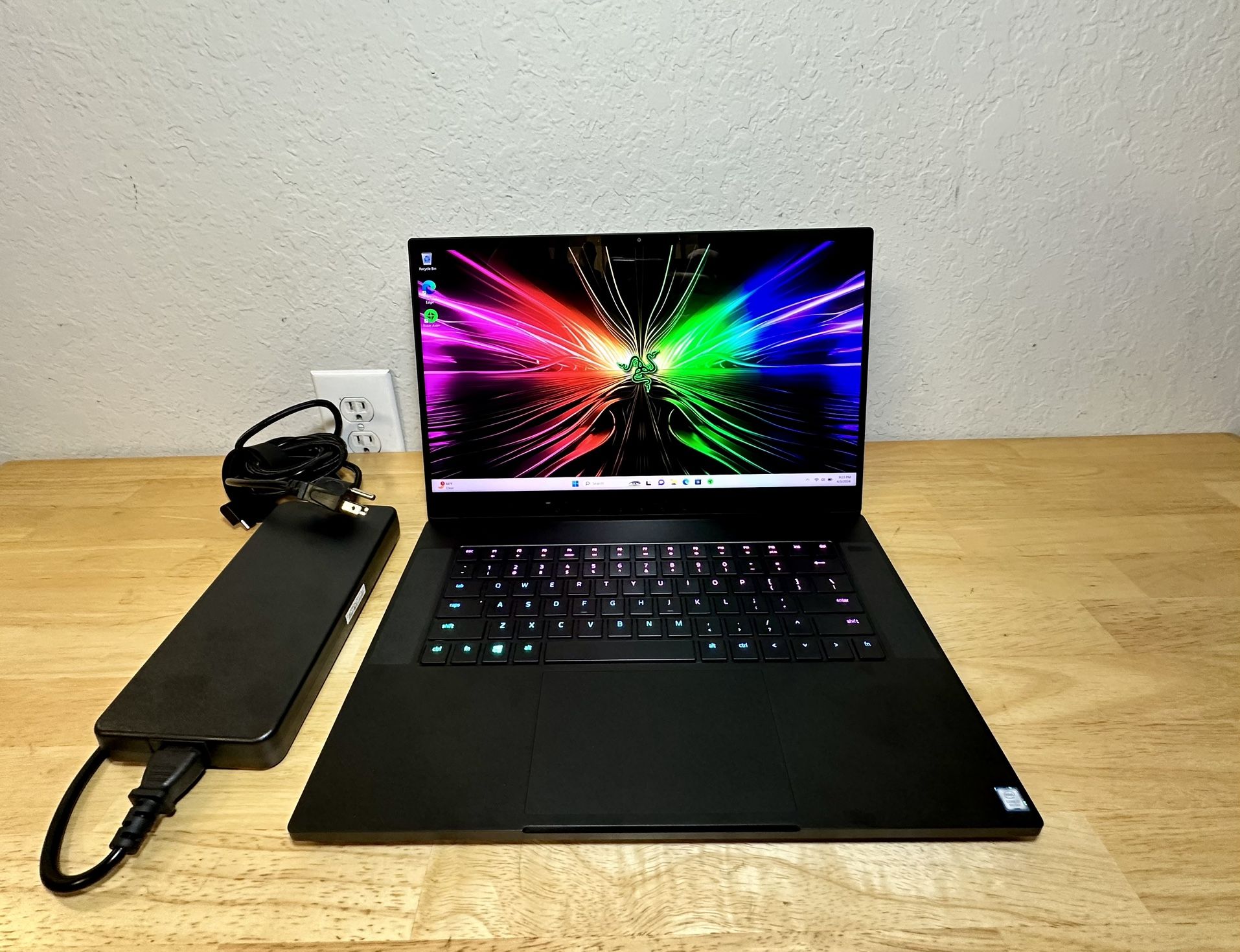 Gaming Laptop Razer Blade 15 Advanced Model Intel Core i7-8750H Six Core 32GB Ram 1TB SSD NVIDIA RTX 2070 4K Oled Touch Screen 