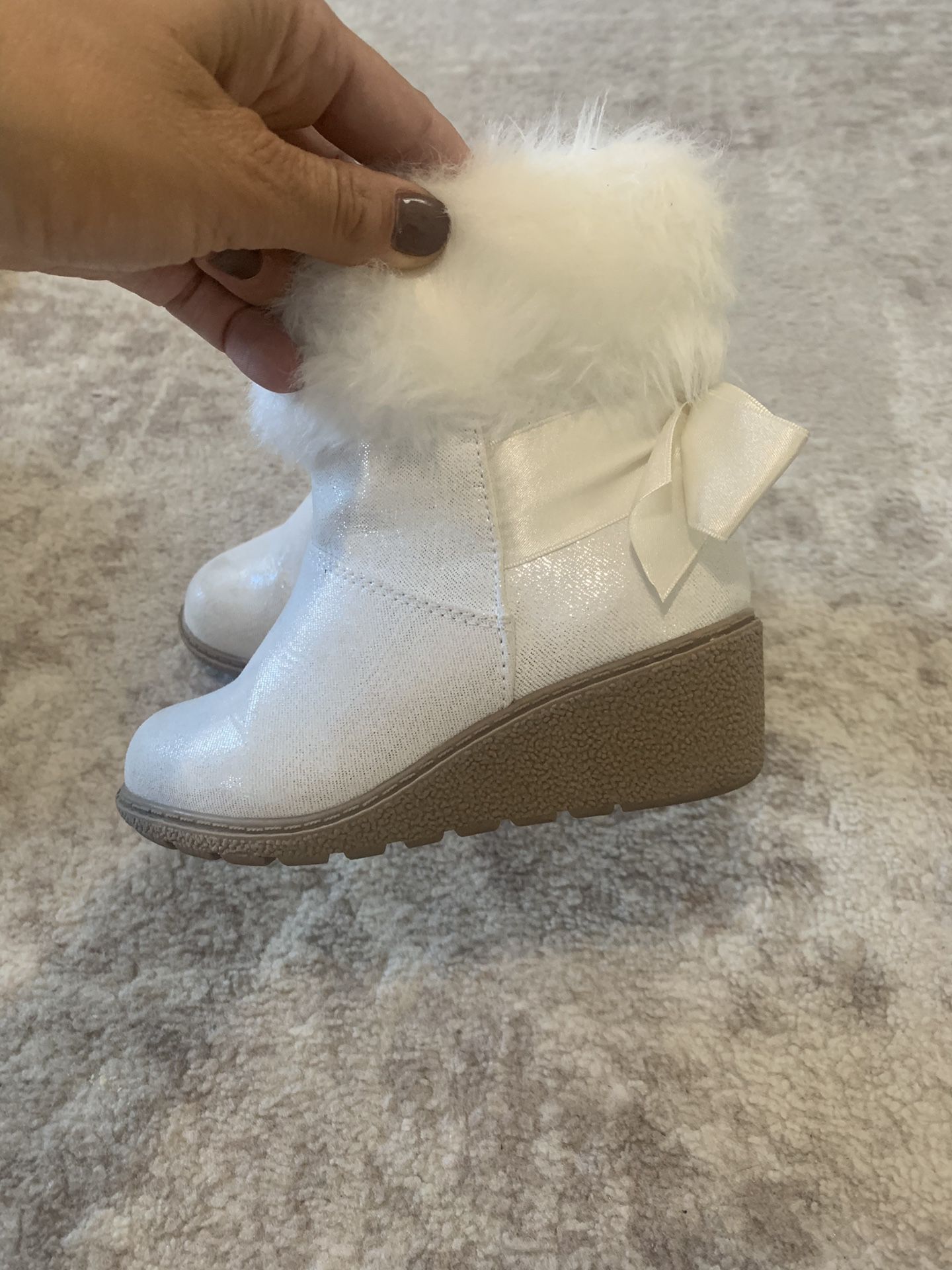Size 10 fur white boots