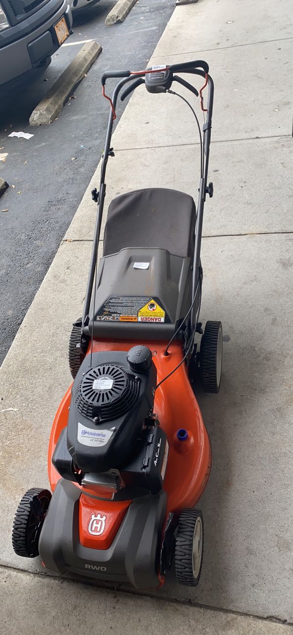 Husqvarna lawnmower self propelled/ LC 221RH for Sale in Hope Mills, NC