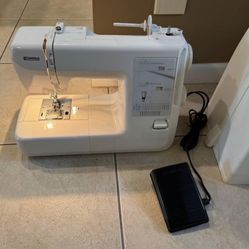 Kenmore Sewing Machine Model: 385  with Extras and Storage Case and Foot Pedal/Power Cord