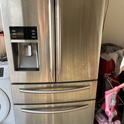 Refrigerator Samsung Usado TRABAJA BIEN BUENO PA EL GARAGE  Area De CRANDALL 