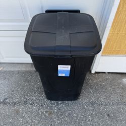 31 Gallon Outdoor Trash Can/Garbage Can with Rolling Lid