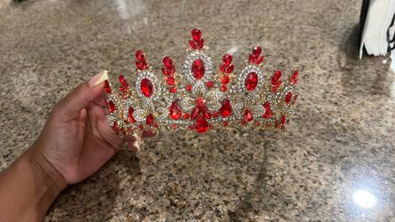Corona de perlas rojas