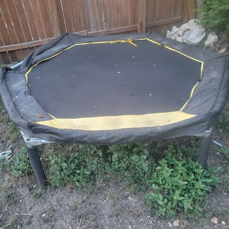 Kids Trampoline With Safety Netting .