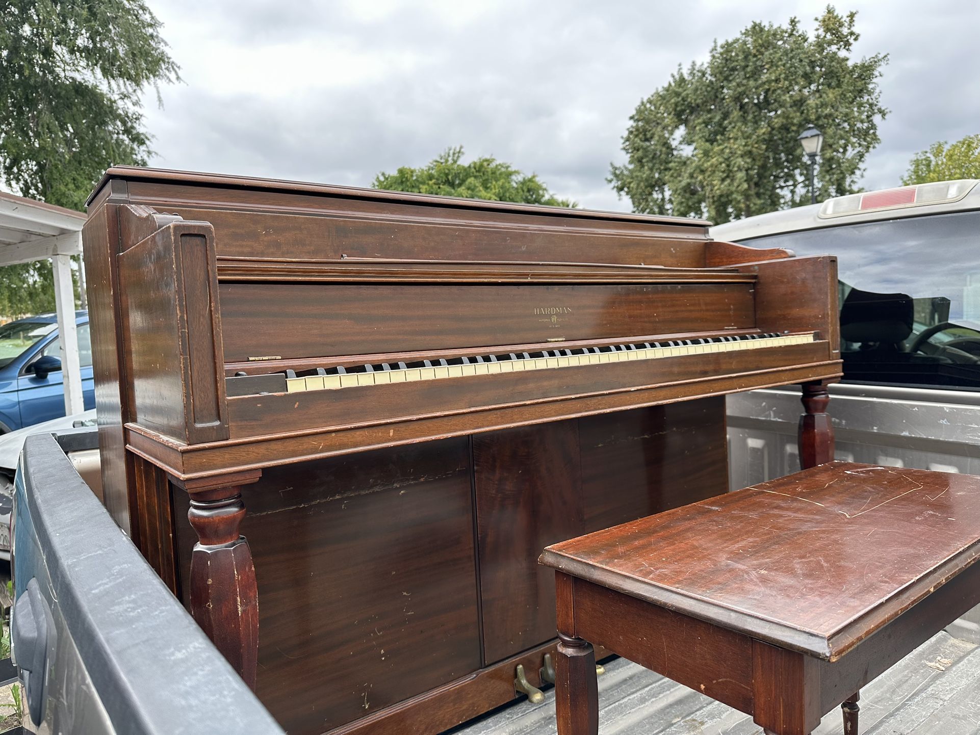 Hardman Peck Upright Piano w/ Bench – Must Go!
