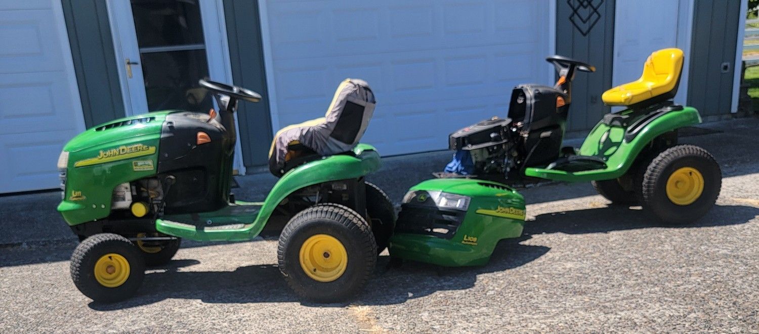 2 John Deere Lawn Tractors For Parts