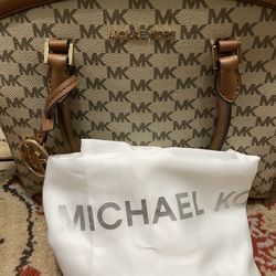 Michel kors- NEW- Satchel W/crossbody