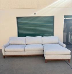 Living Spaces Sectional Couch 🛻Delivery Available🛻