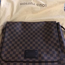 Lv men hand bad authentic 100%