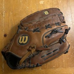 Wilson Men’s Staff 700 Brown Right-Handed Thrower Baseball Glove