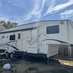 2003 Jazz By Thor 2780 Bunkhouse 5th Wheel. $7,500. O.B.O.