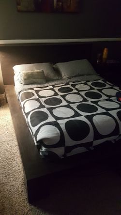 Queen bed set 2 nightstands and a dresser