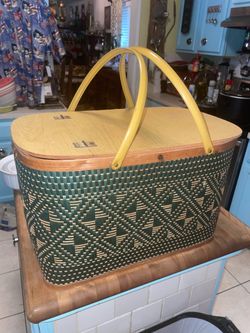 1976 Burlington Hawkeye pattern picnic basket