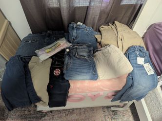 Assortment or girls jeans etc and some socks
Sizes between 3-6 clothes in good condition