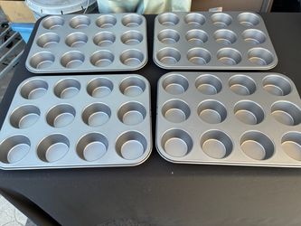 4 MUFFINS CAKE LIKE NEW  $10 each