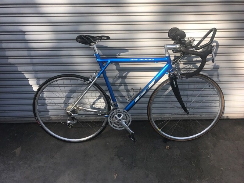 GT Zr 3000 Blue Rd. bike like new condition 27 speed 24 inch frame