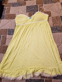 Candies Size Large. Short Gown. Yellow