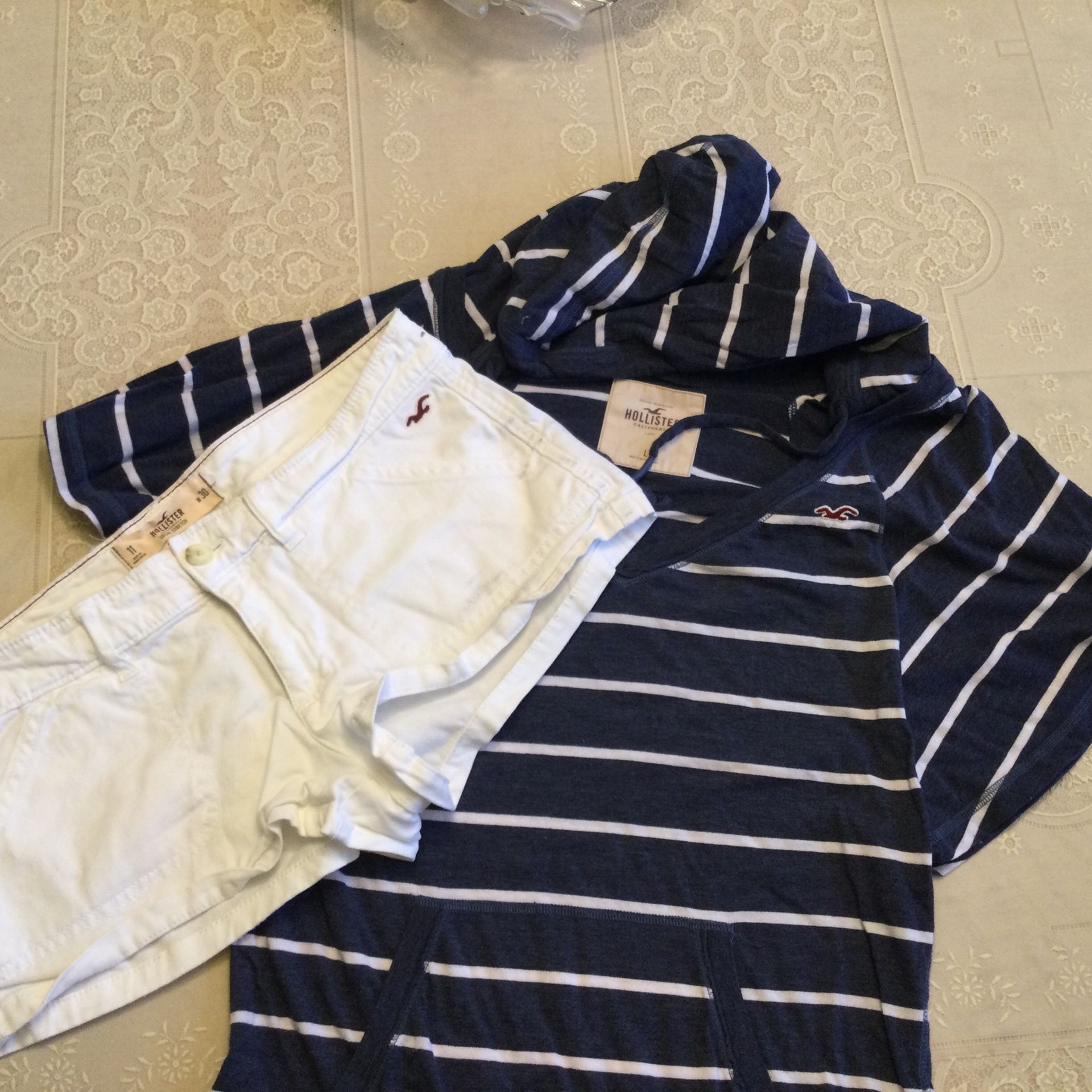 Resvd Monique *Hollister Bundle Lot of  2 size 11 White shorts & Striped1 hoodie Tee (Jr’s Med/Lg)